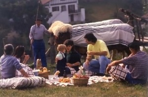 Basque Tradition Family Celebration - Jan de Luz Linens