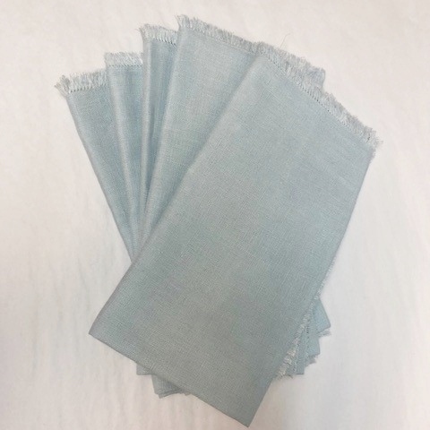 5 light blue napkins